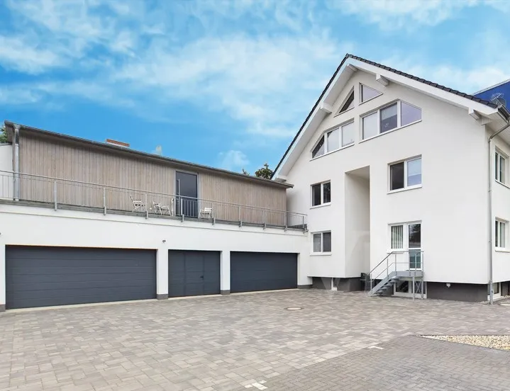 Remise mit großen Arbeits-, Werkstatt- oder Lagerflächen und drei elektr. Sektionaltoren