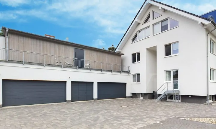 Remise mit großen Arbeits-, Werkstatt- oder Lagerflächen und drei elektr. Sektionaltoren