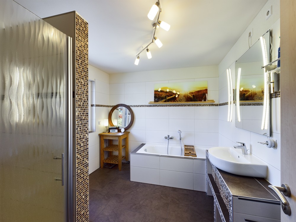 Masterbad mit Badewanne und Dusche