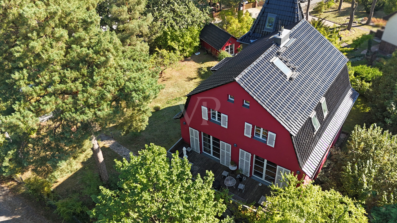 West-Giebel mit Terrasse von oben