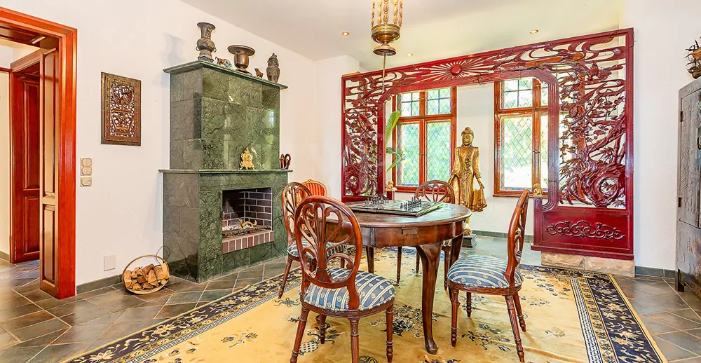 Esszimmer mit Kamin im 1. Obergeschoss