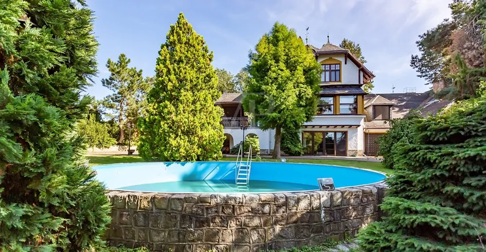 Großer Outdoor-Pool