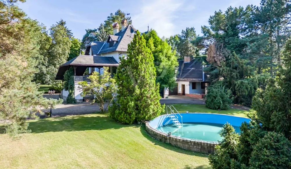 Pool mit Blick zur Villa