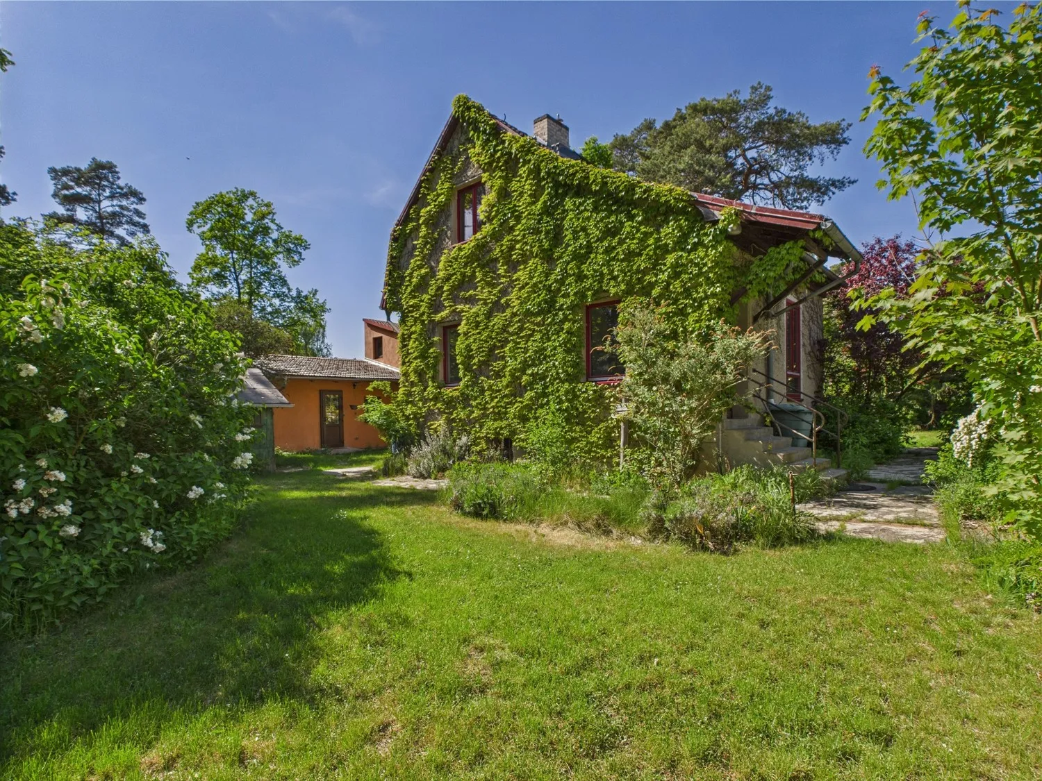 Blick auf den Hauseingang