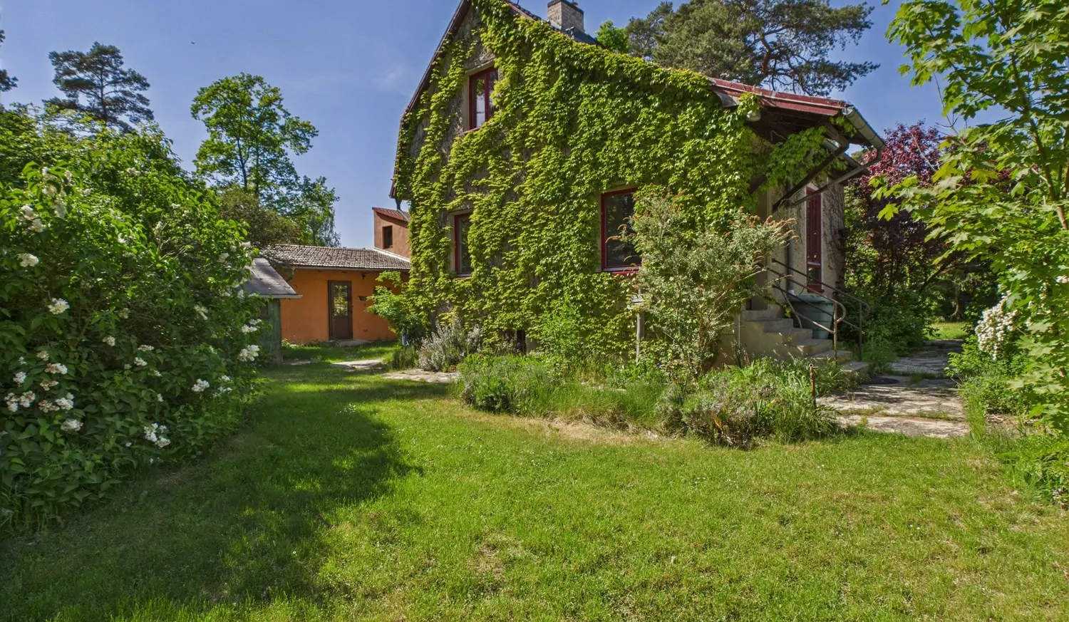 Blick auf den Hauseingang