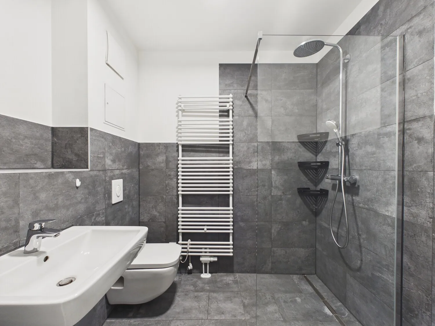 Badezimmer mit ebenerdiger Dusche