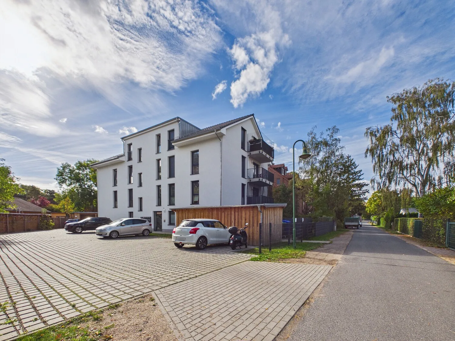 Blick von der Straße zum Haus