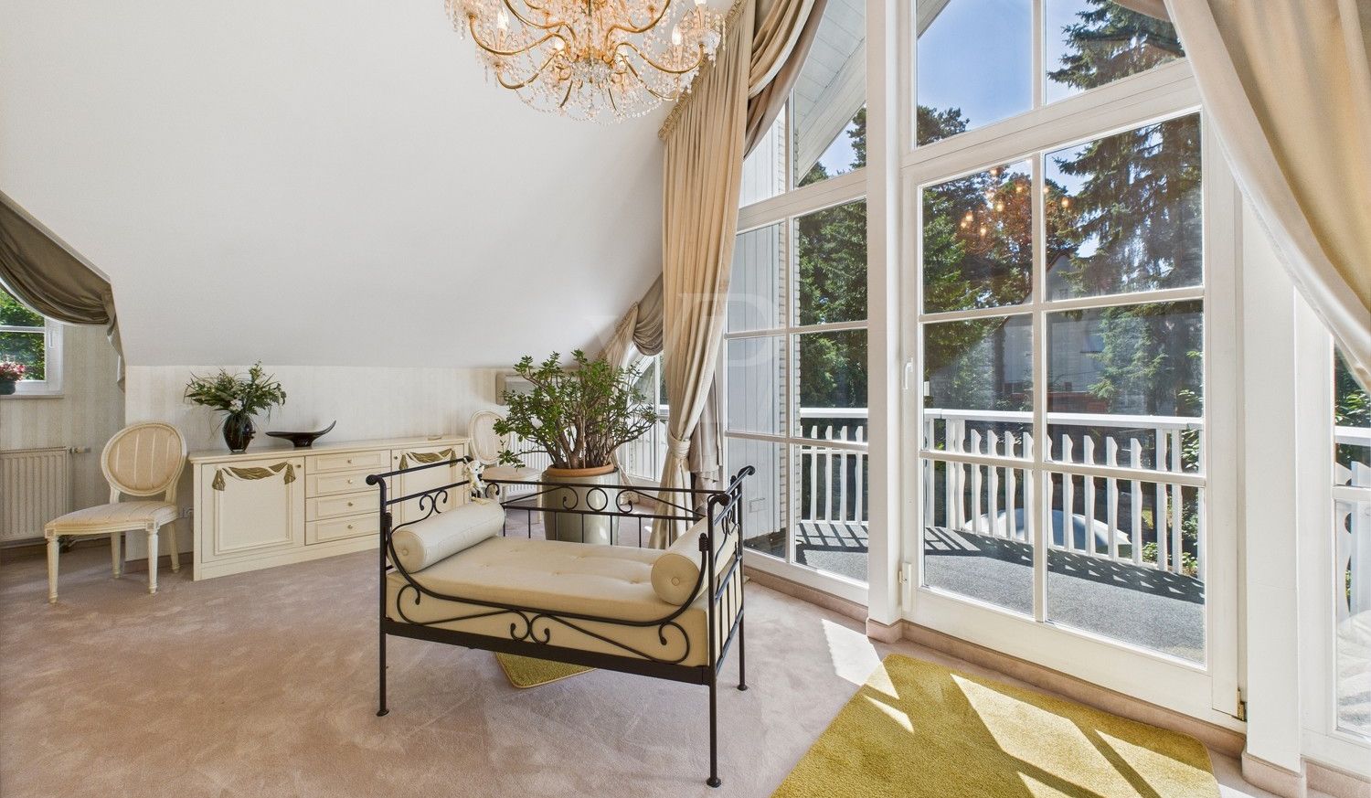 Schlafzimmer mit Ankleide und Balkon im OG