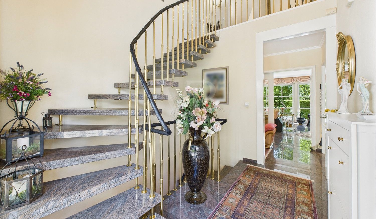Flur im EG mit Treppe in das OG