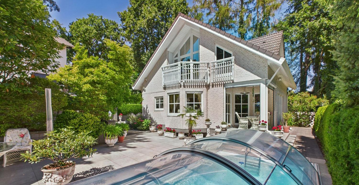 Blick auf das Haus sowie auf den Pool und Terrassenbereich
