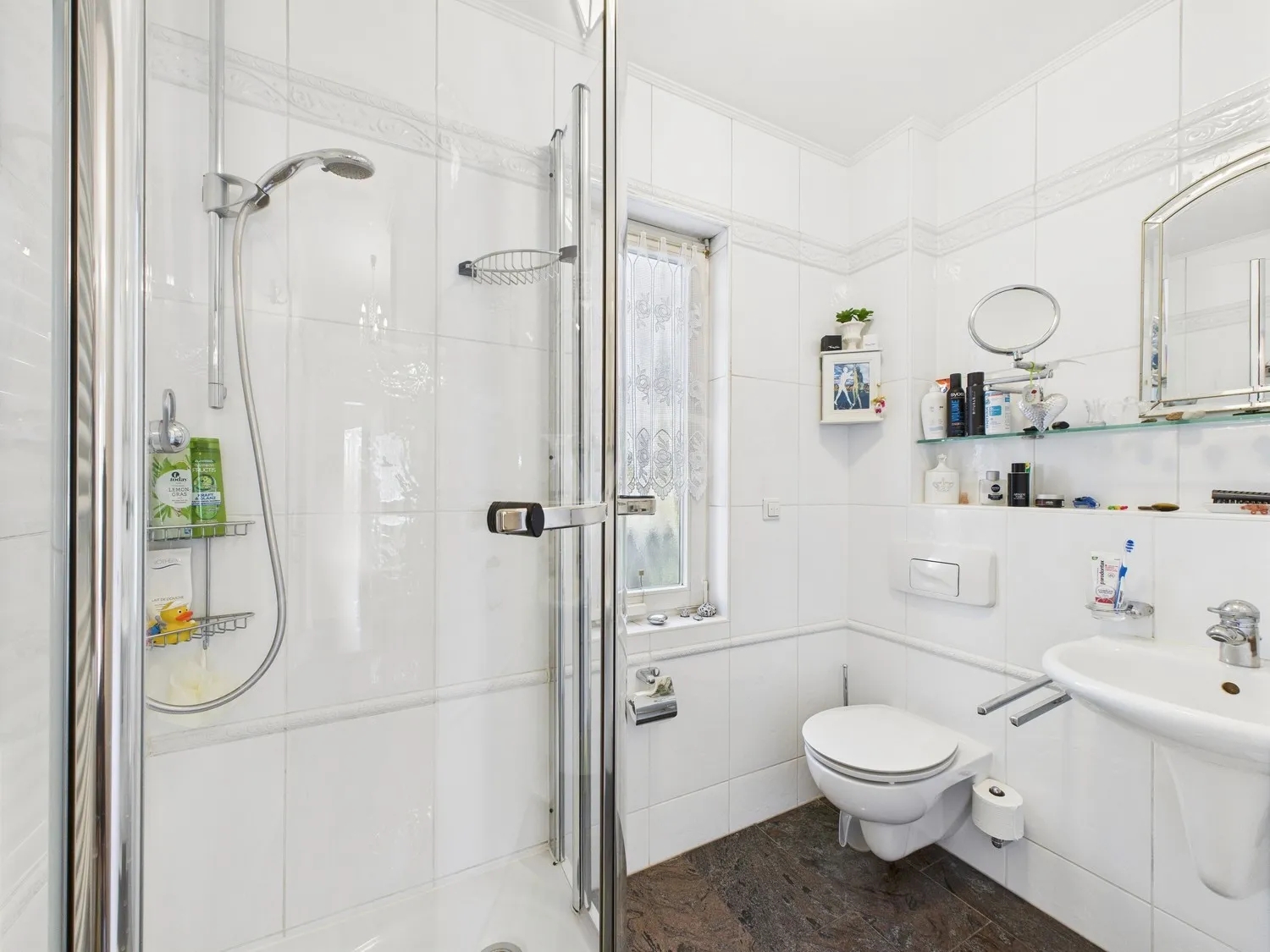 Gäste-WC mit Dusche im EG