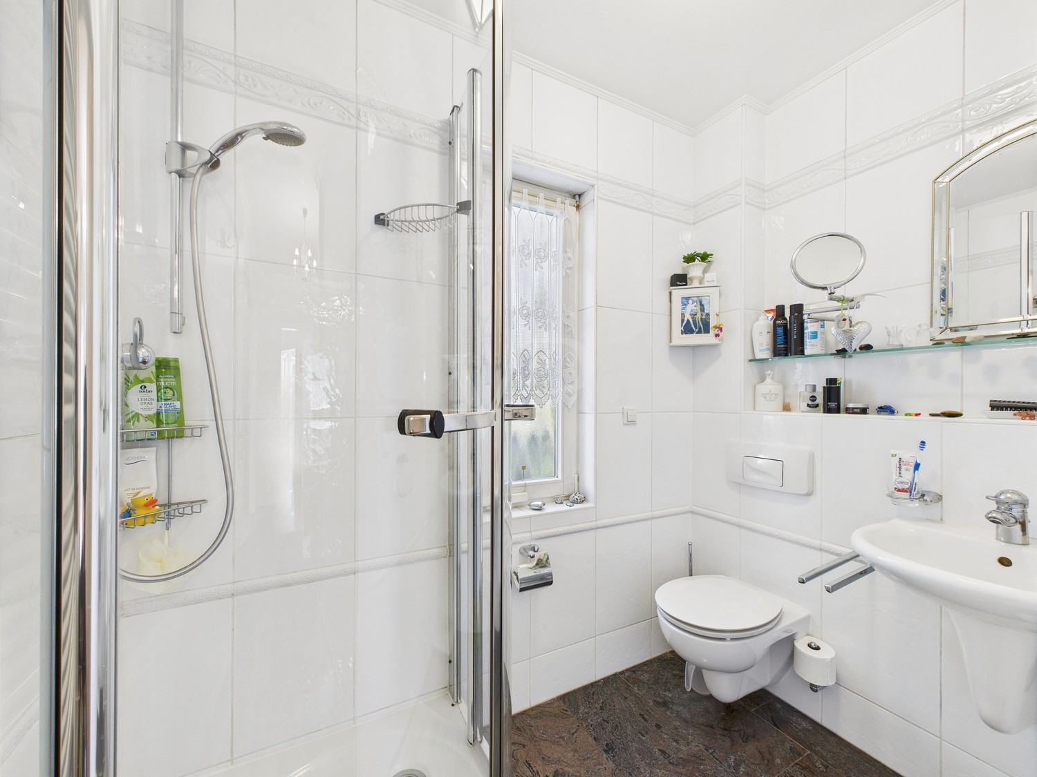 Gäste-WC mit Dusche im EG
