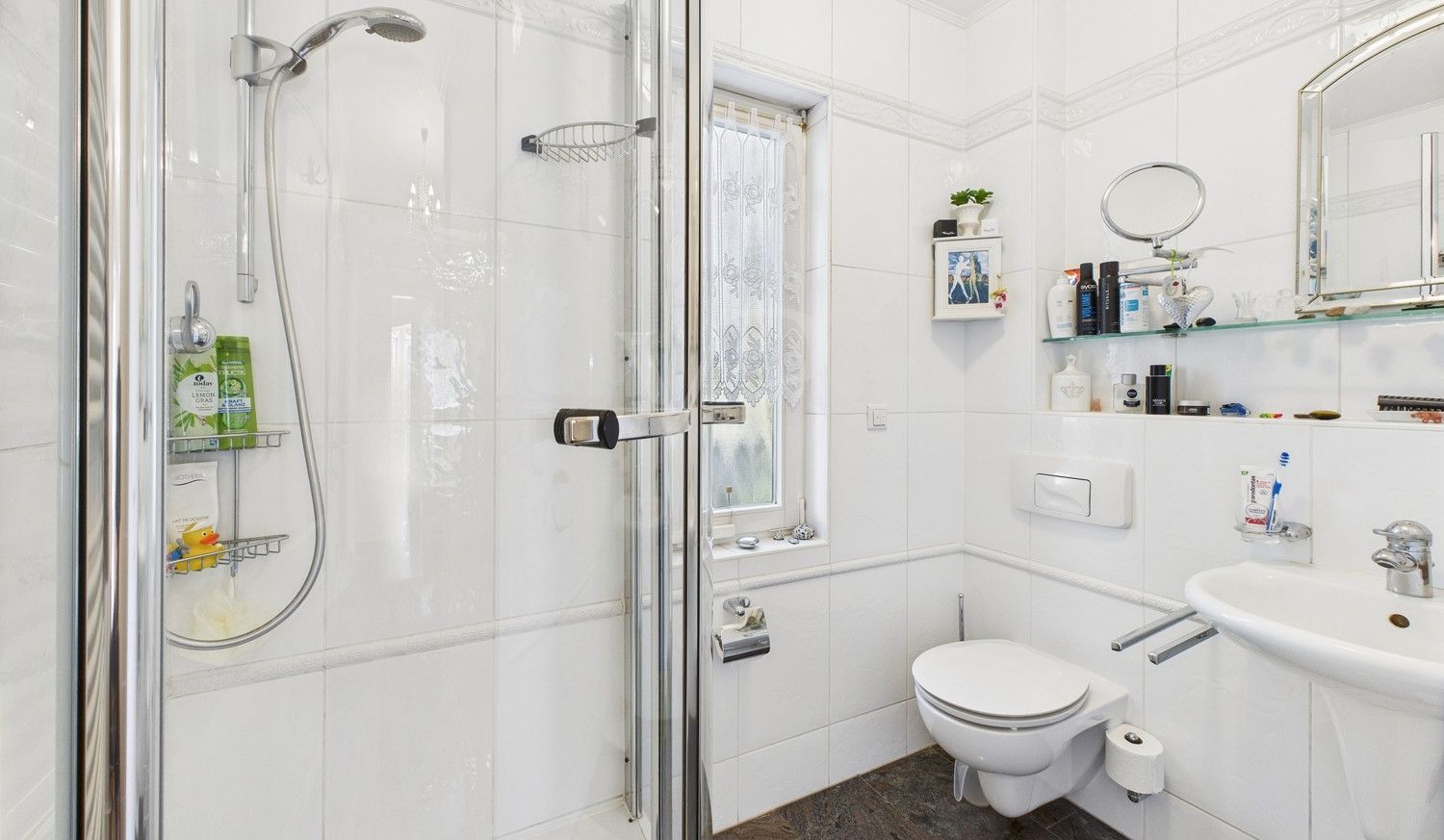 Gäste-WC mit Dusche im EG