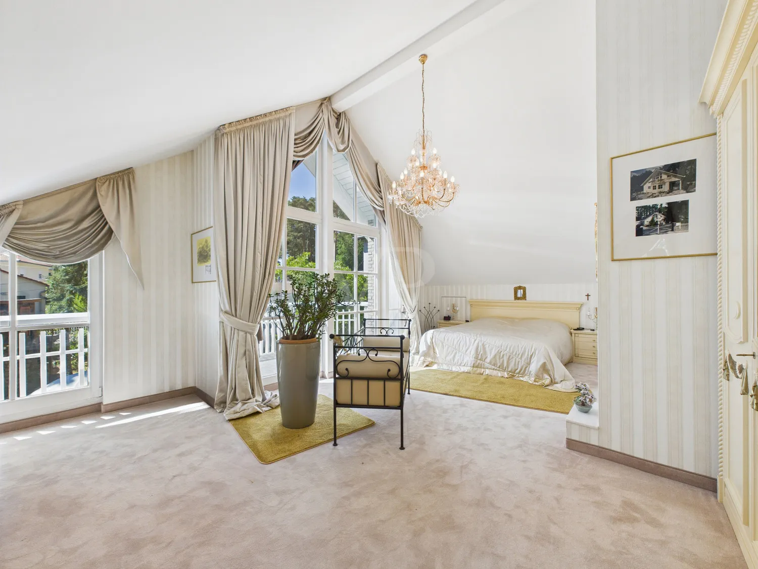 Schlafzimmer mit Ankleide und Balkon im OG