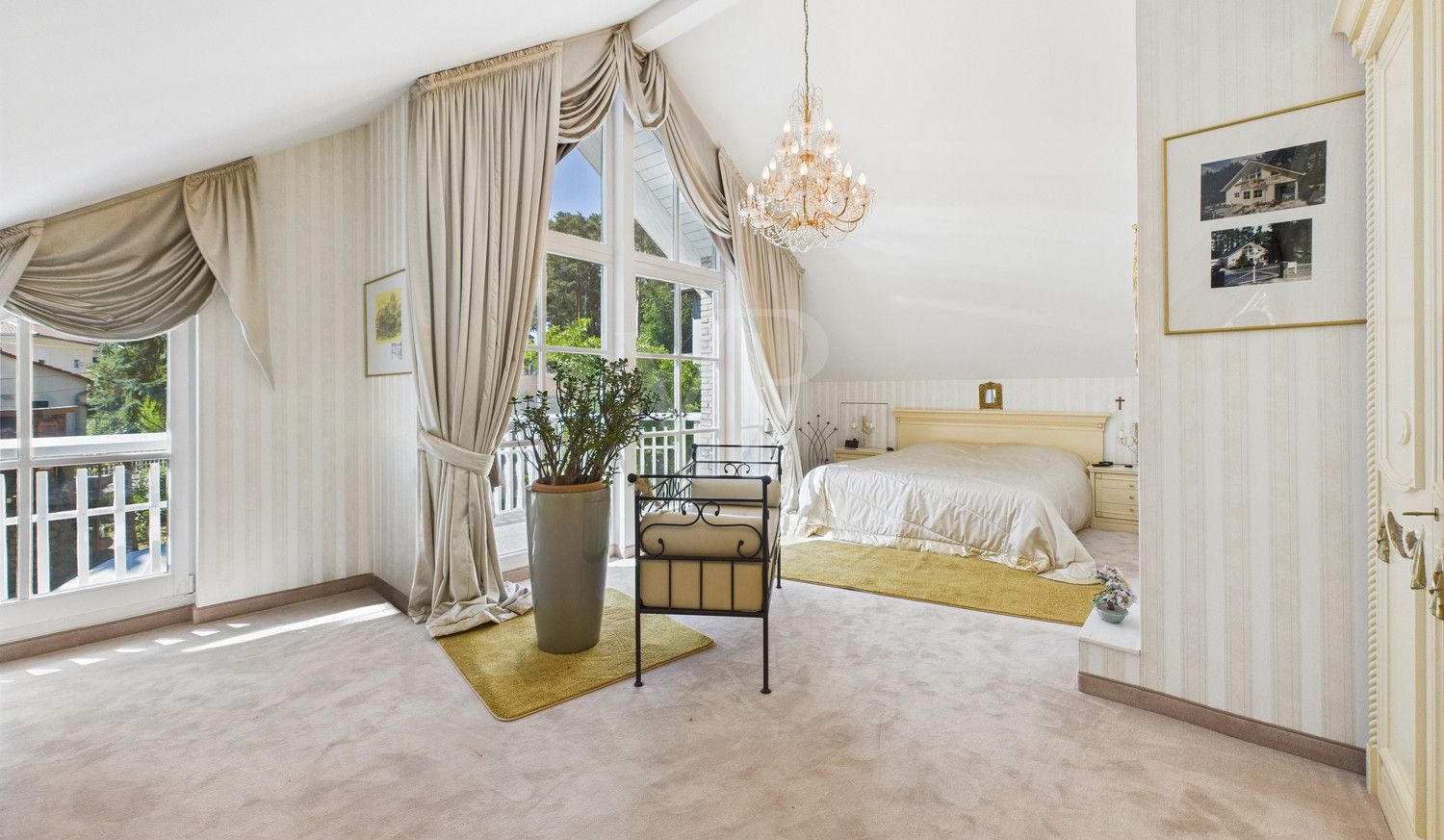Schlafzimmer mit Ankleide und Balkon im OG