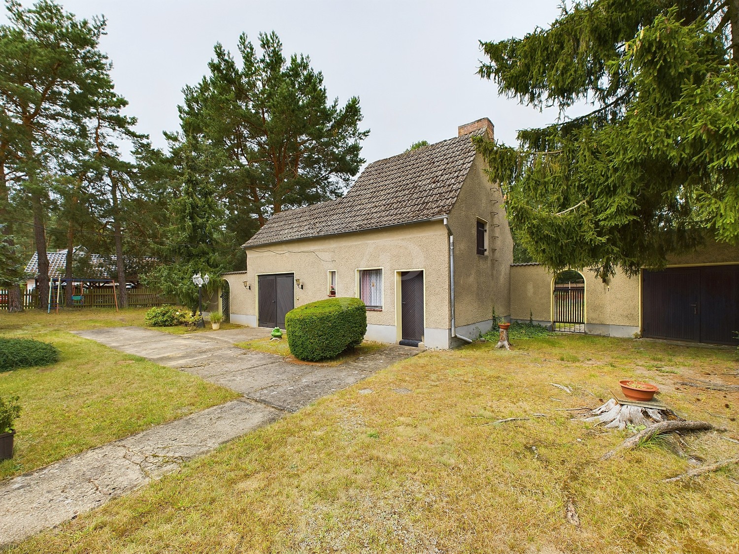 Massives Gästehaus mit Garage