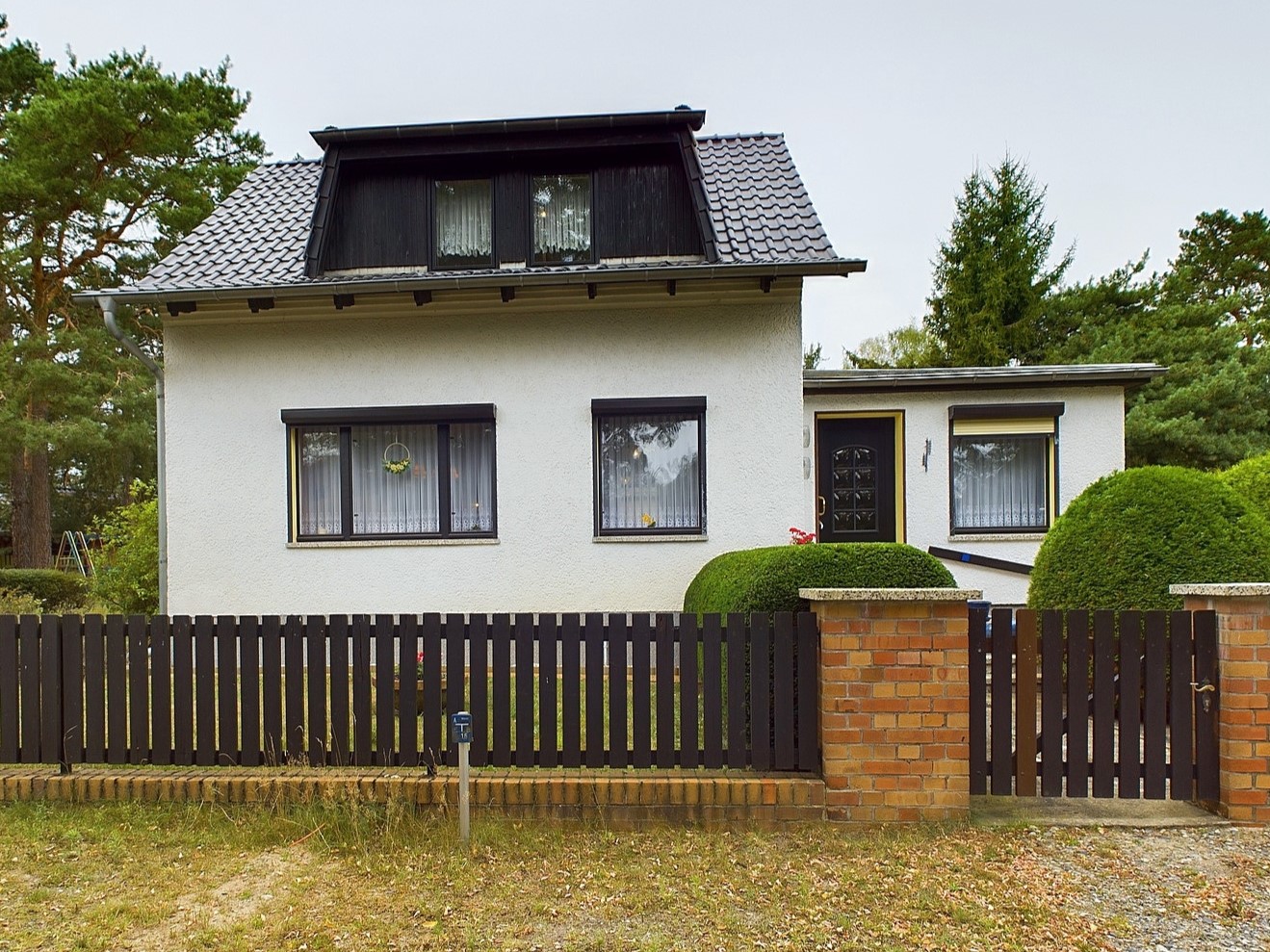 Gepflegte Zaunanlage mit Einfahrtstor