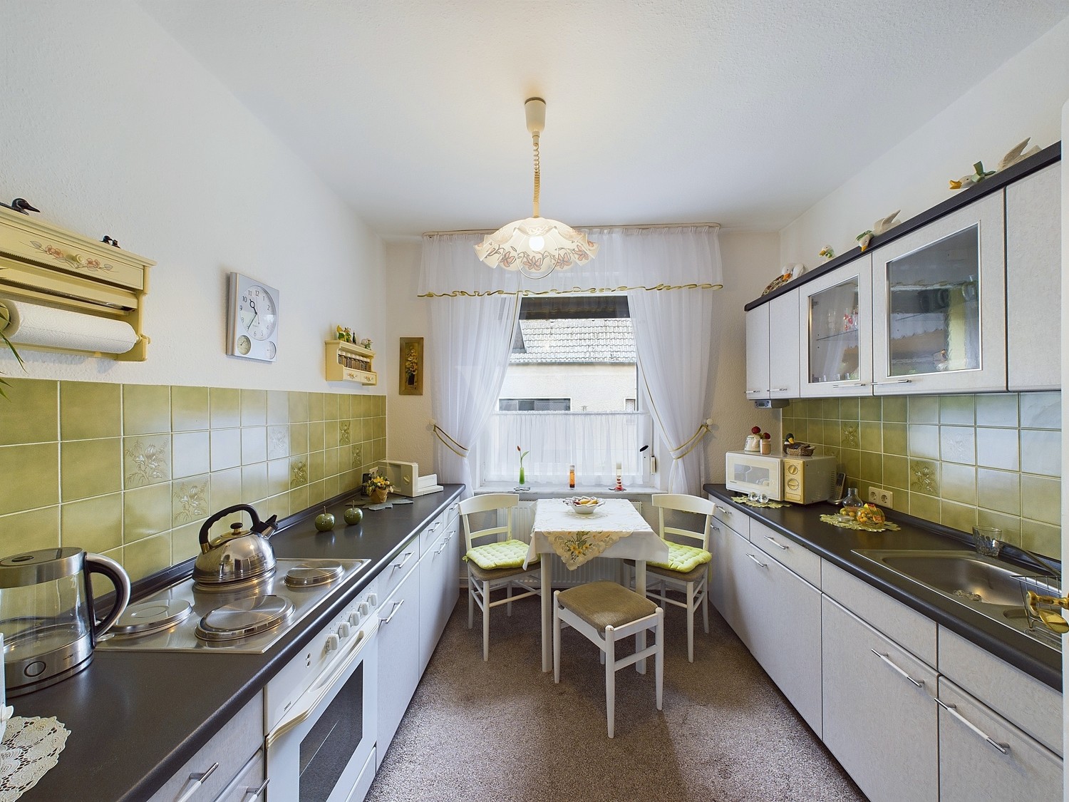 Küche mit Fenster im EG