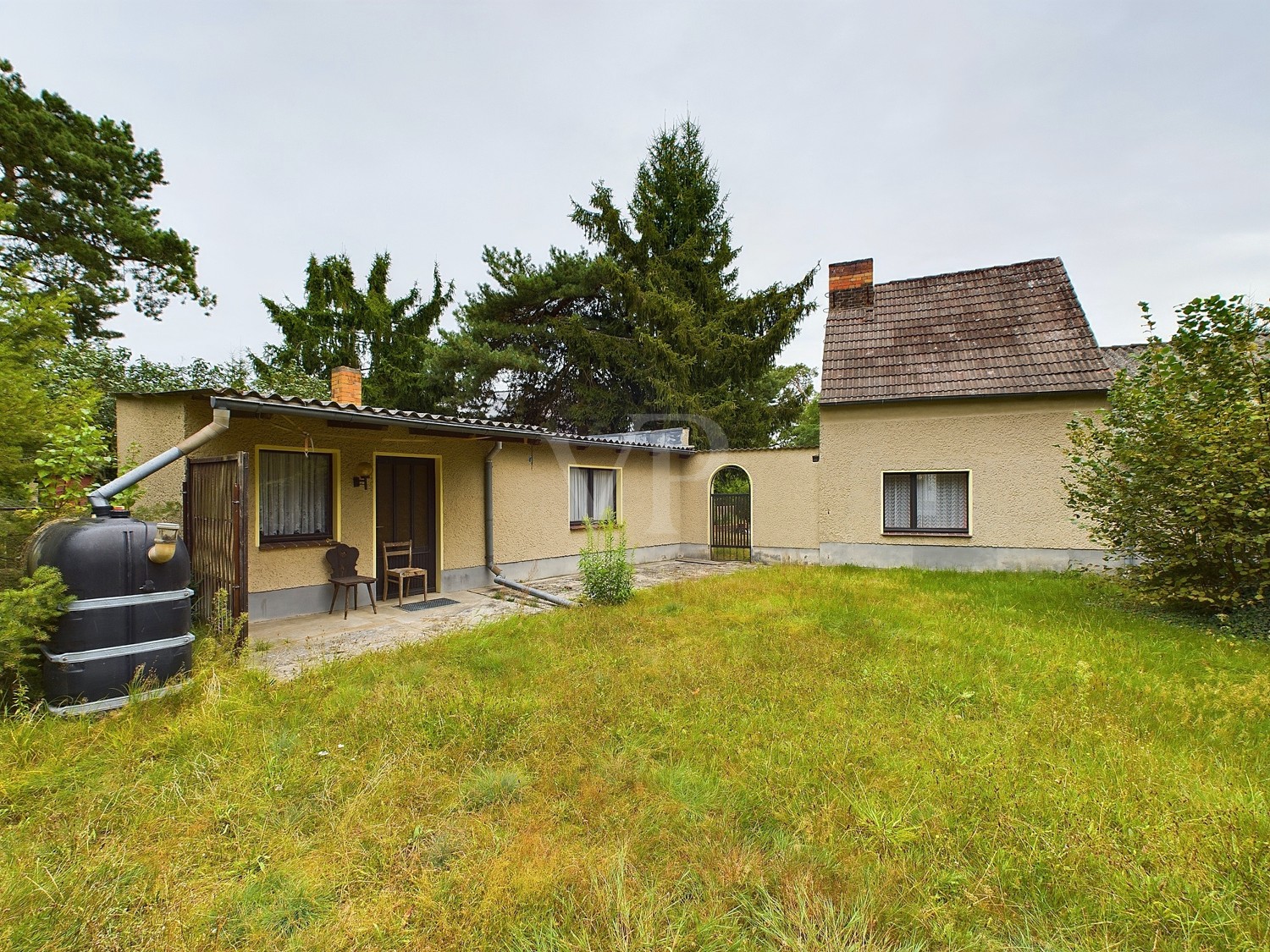 Massives Nebengebäude mit Garage