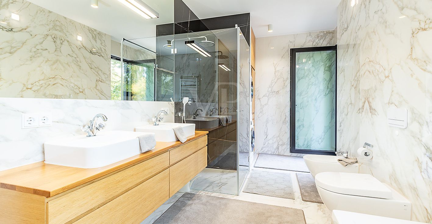 Masterbad mit Doppel-Waschtisch, Dusche und Wanne