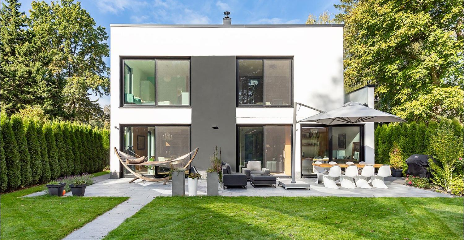 Blick vom Garten auf das Haus
