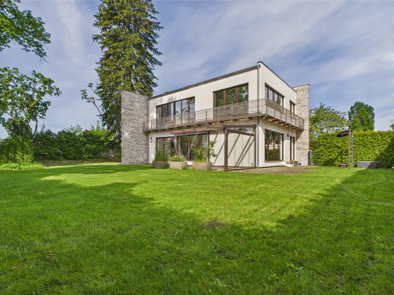Hausansicht von vorne mit Blick in den Garten