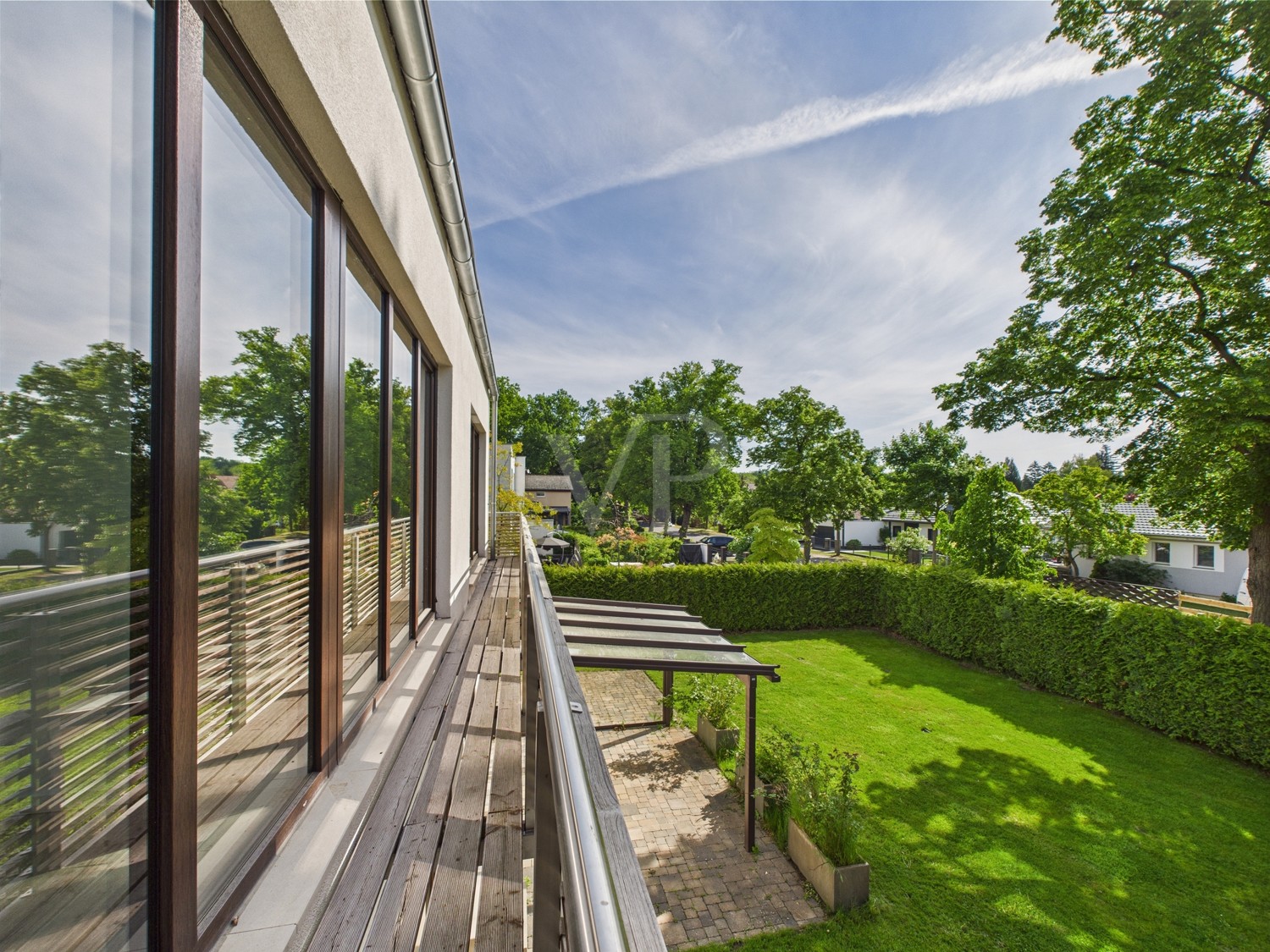 Blick vom Balkon in den Garten