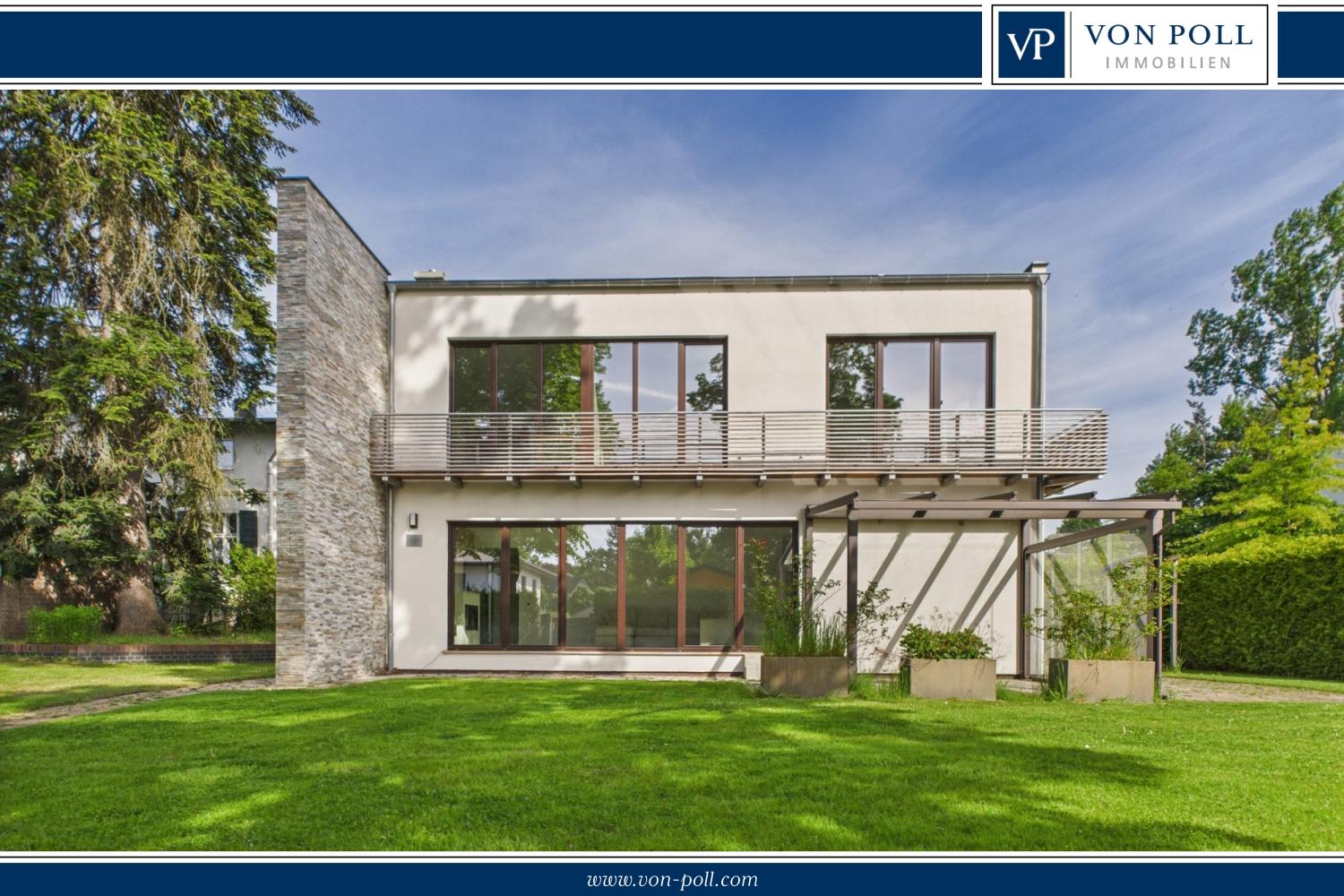 Hausansicht von vorne mit Blick in den Garten
