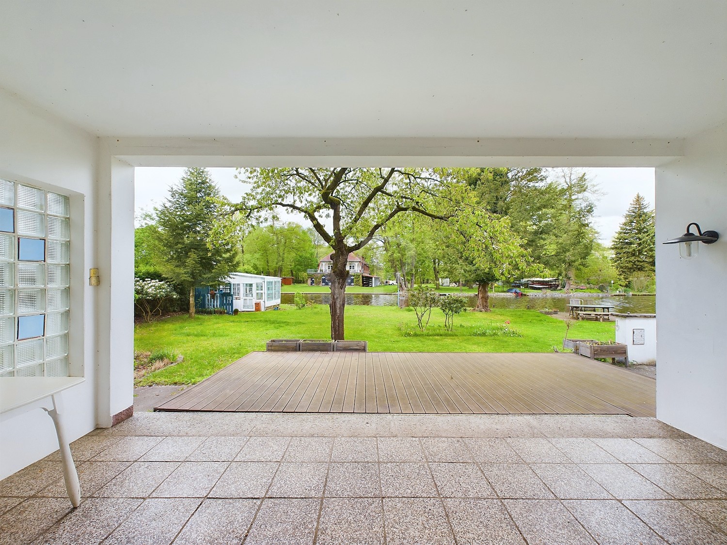 Überdachte Terrasse mit Blick auf die Dahme