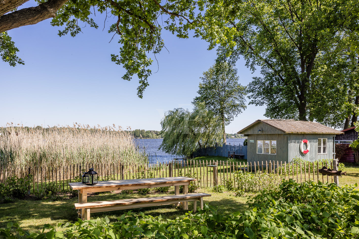 Holz-Fischerhütte mit privater Badestelle