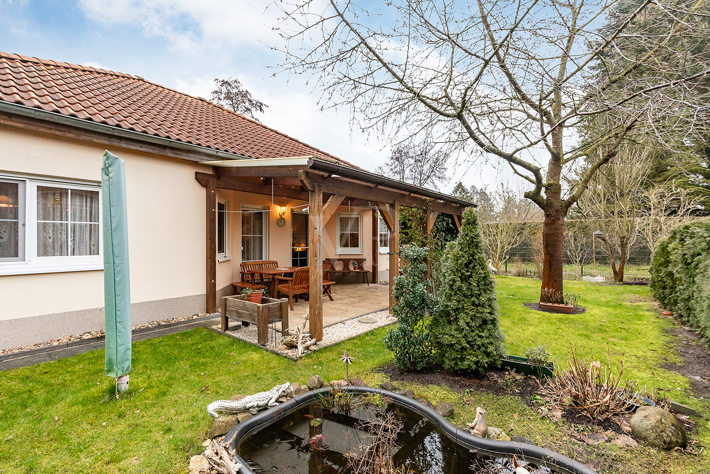 Hausansicht von hinten mit Blick in den Garten