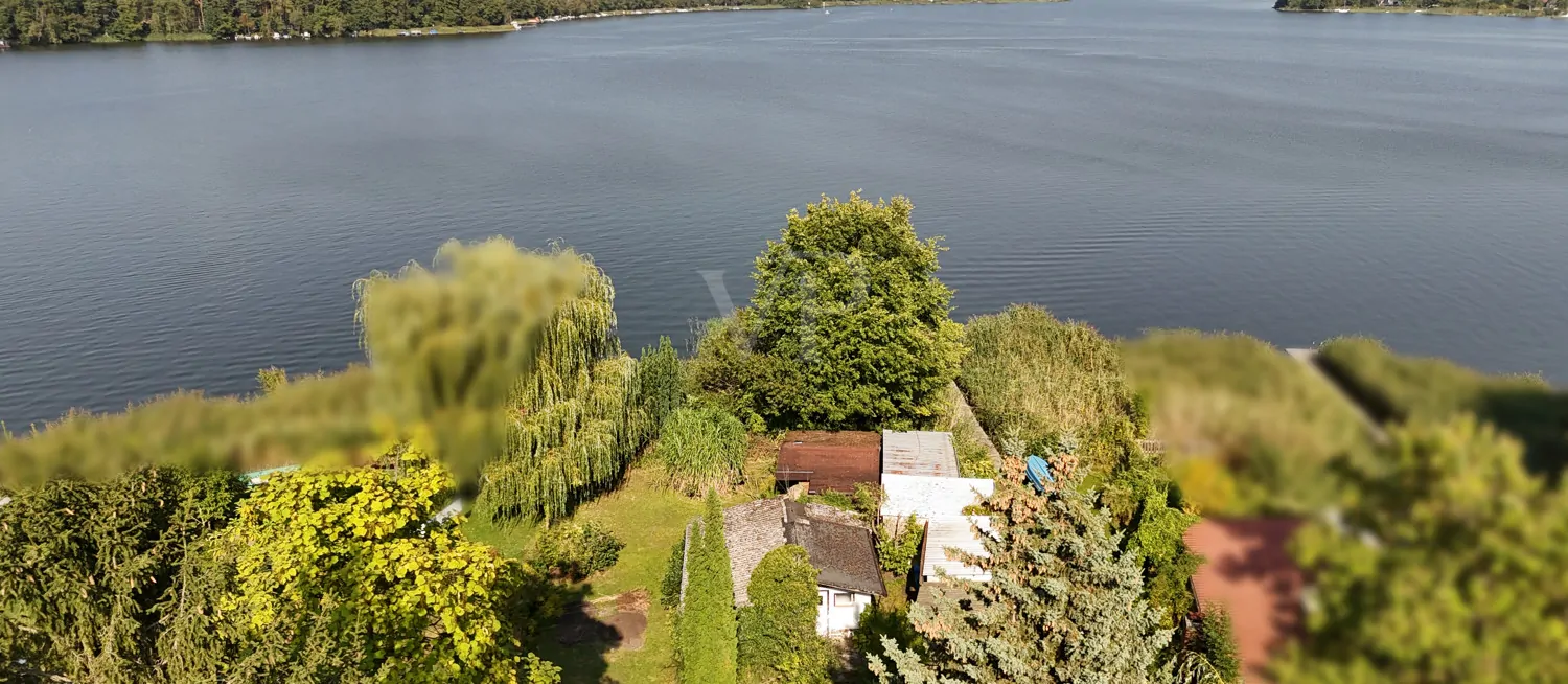 Vogelperspektive - Blick aus der Luft auf das Grundstück und den Schweriner See