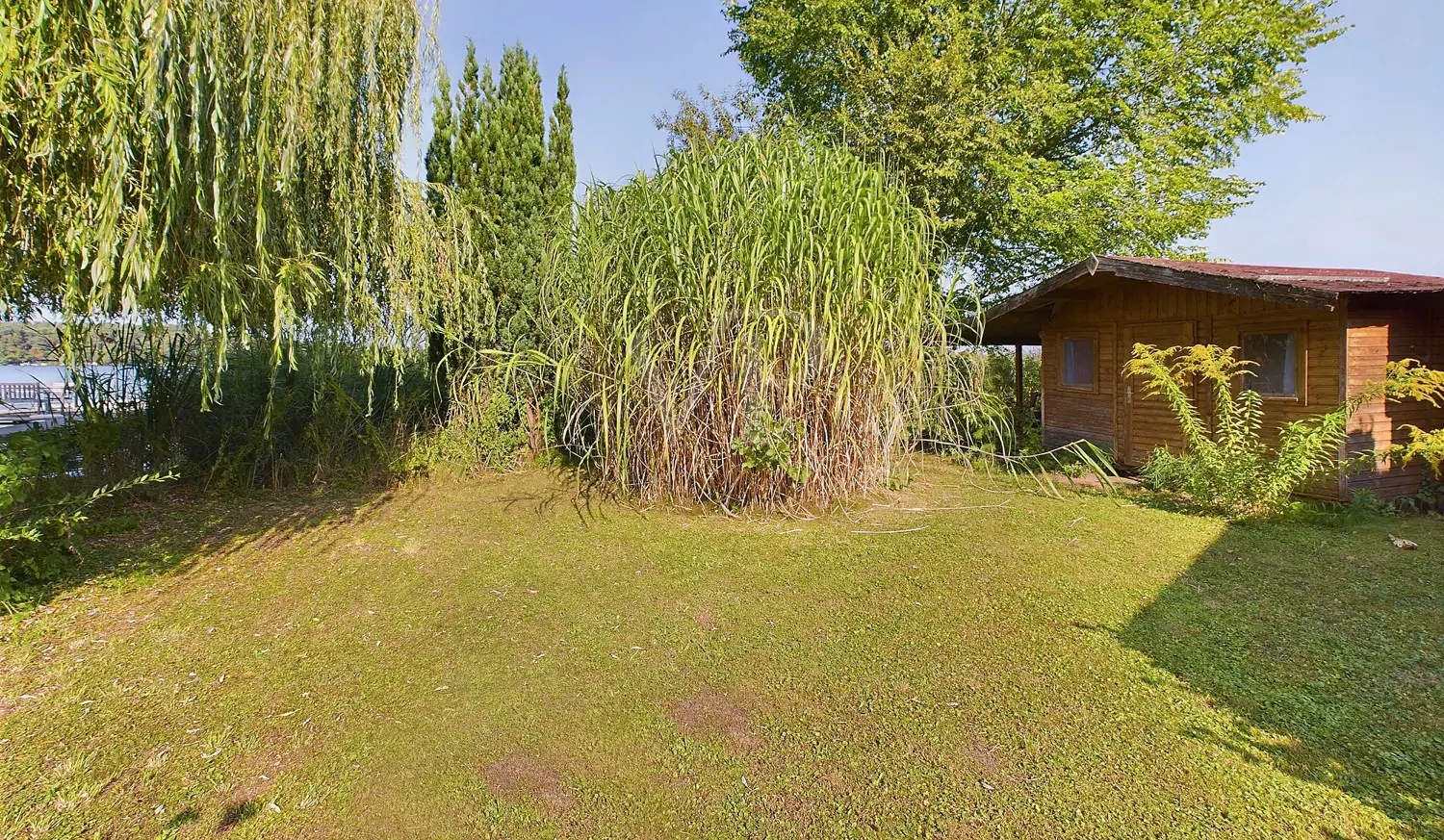 Blick auf die Uferzone und das Garten-/ Gerätehaus