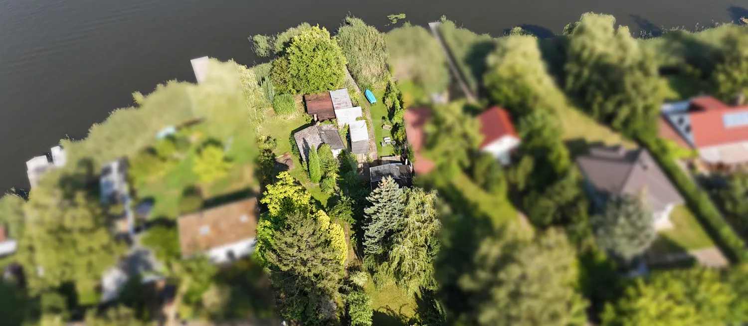 Vogelperspektive - Blick aus der Luft auf das Grundstück und den Schweriner See