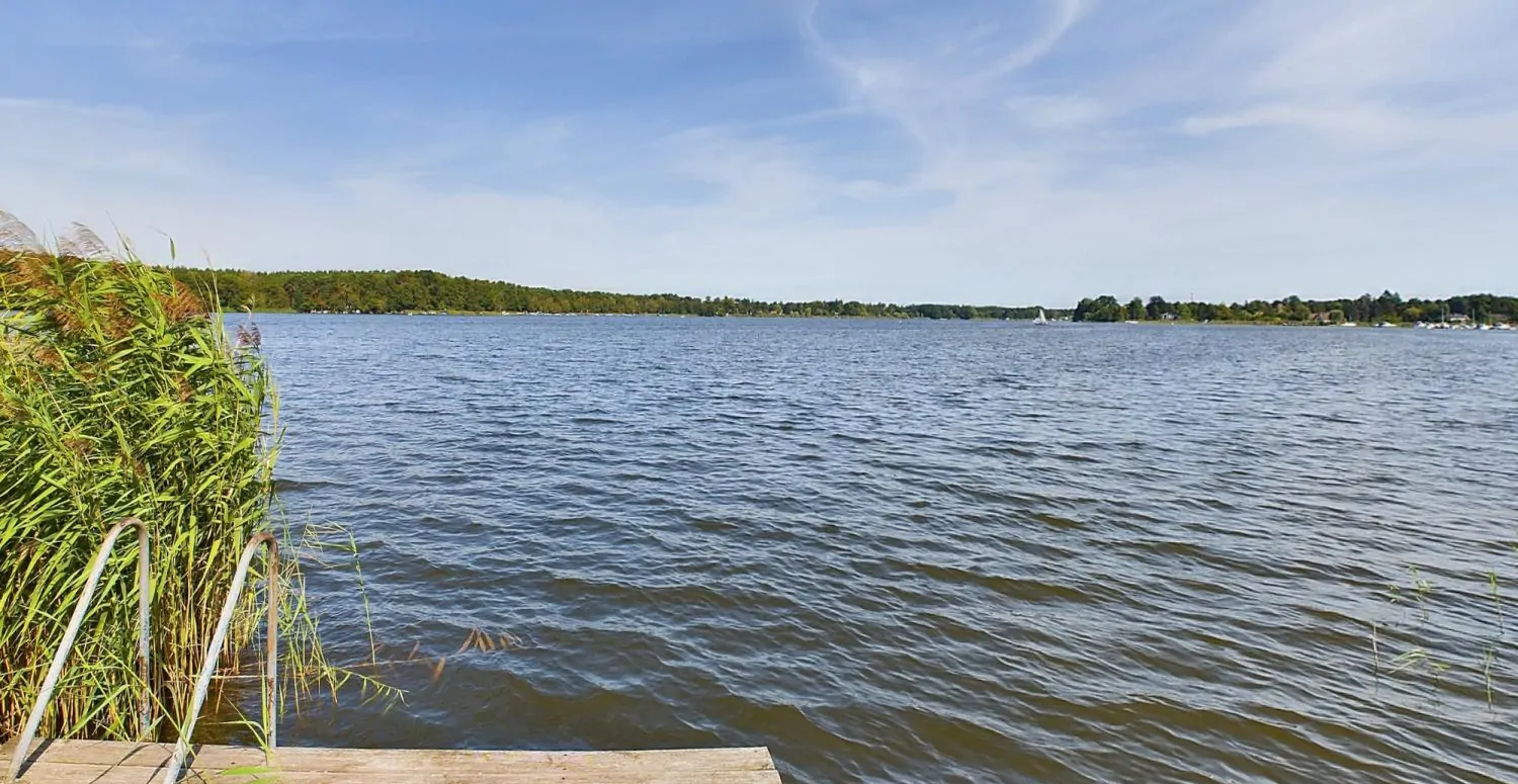 Blick von der Steganlage auf den Schweriner See