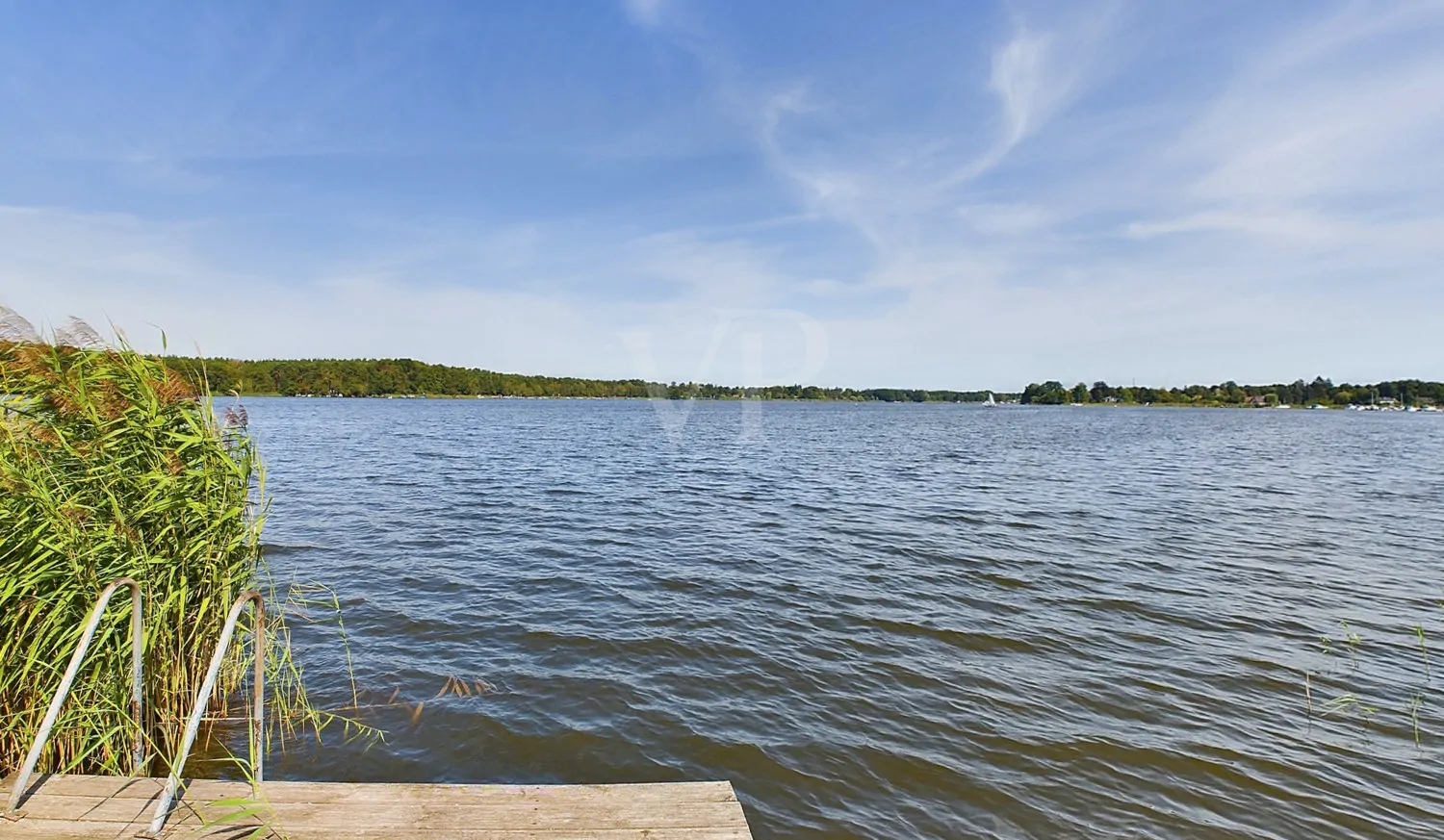 Blick von der Steganlage auf den Schweriner See