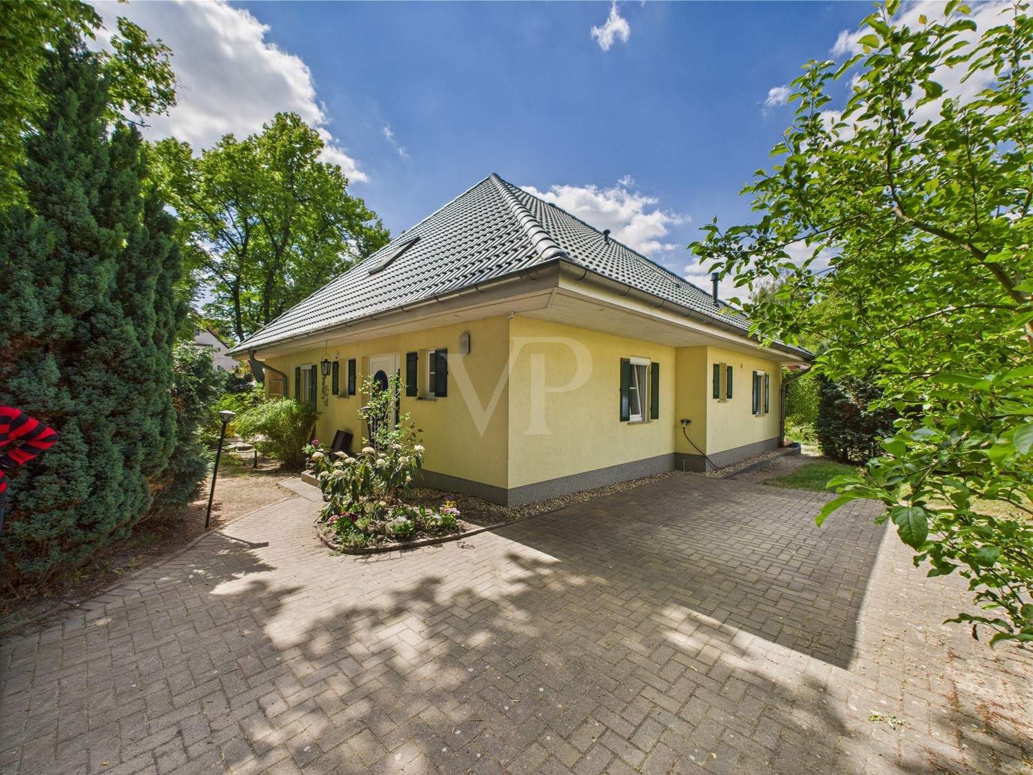 Hausansicht von vorne mit Blick auf die Einfahrt