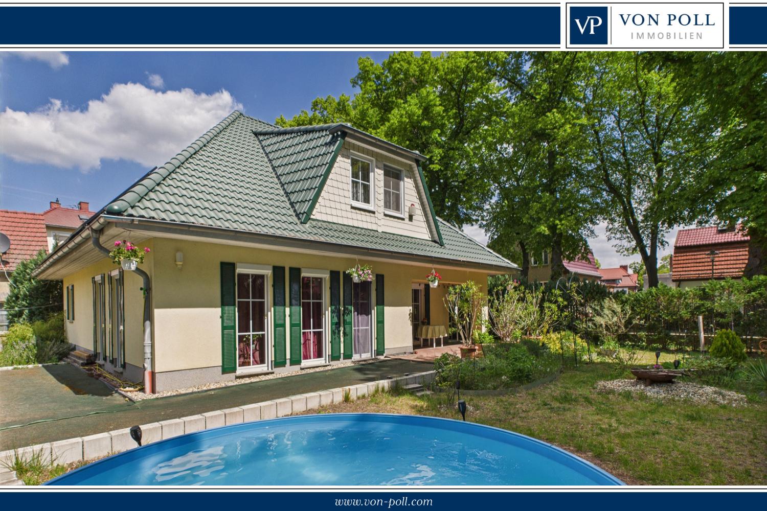 Hausansicht von hinten mit Pool und Blick in den Garten