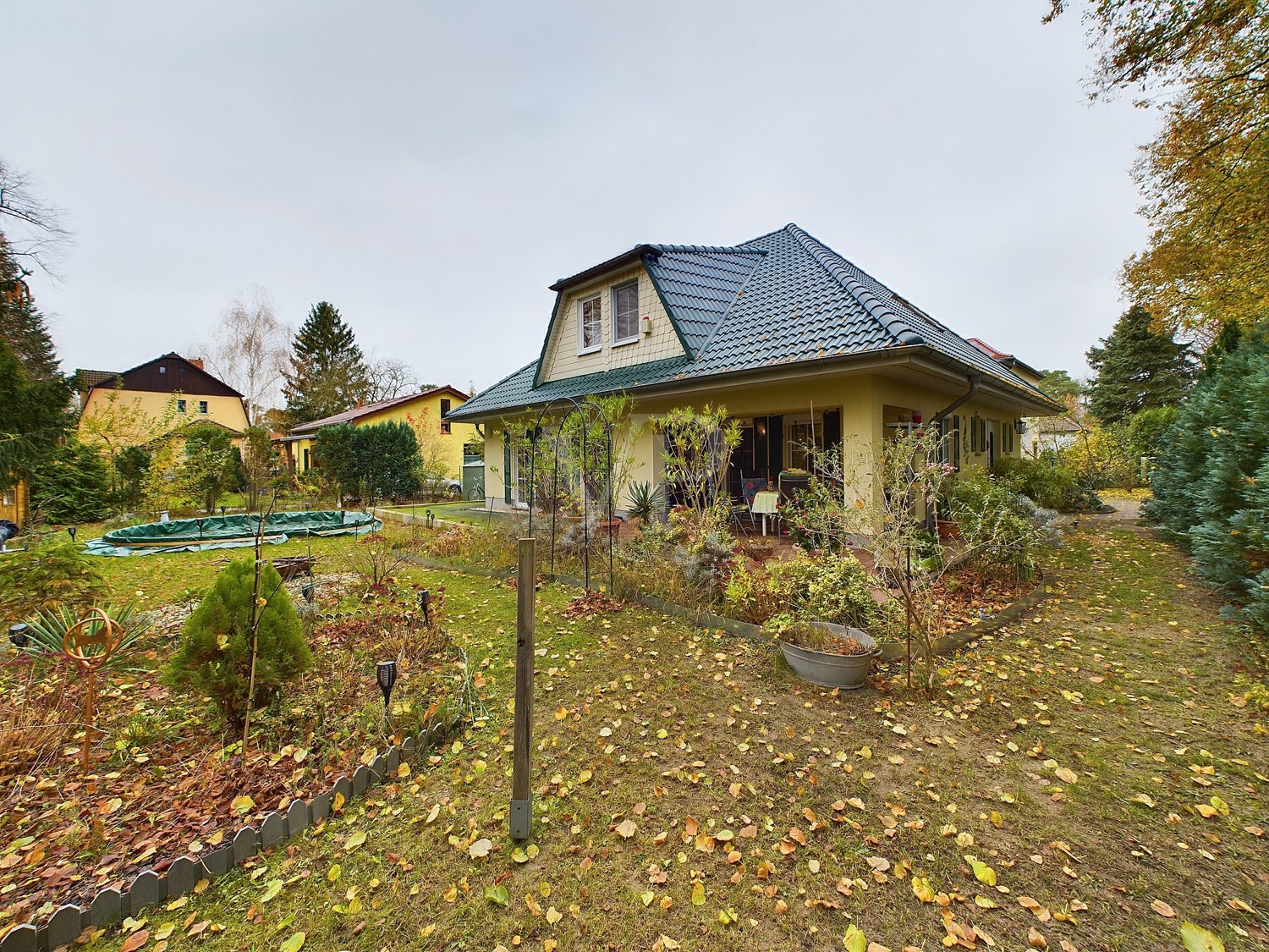 Hausansicht von hinten mit Blick in den Garten