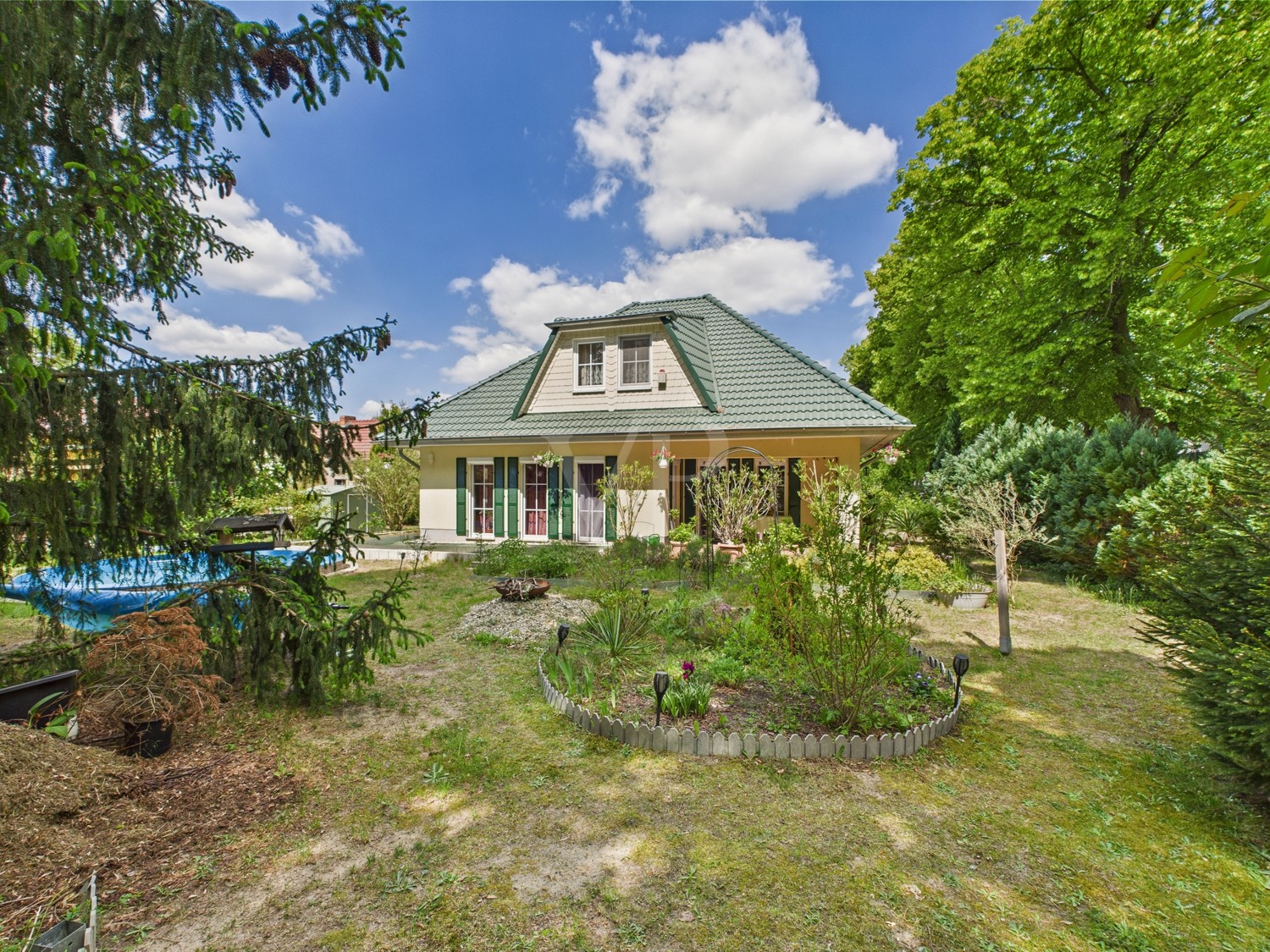 Hausansicht von hinten mit Pool und Blick in den Garten