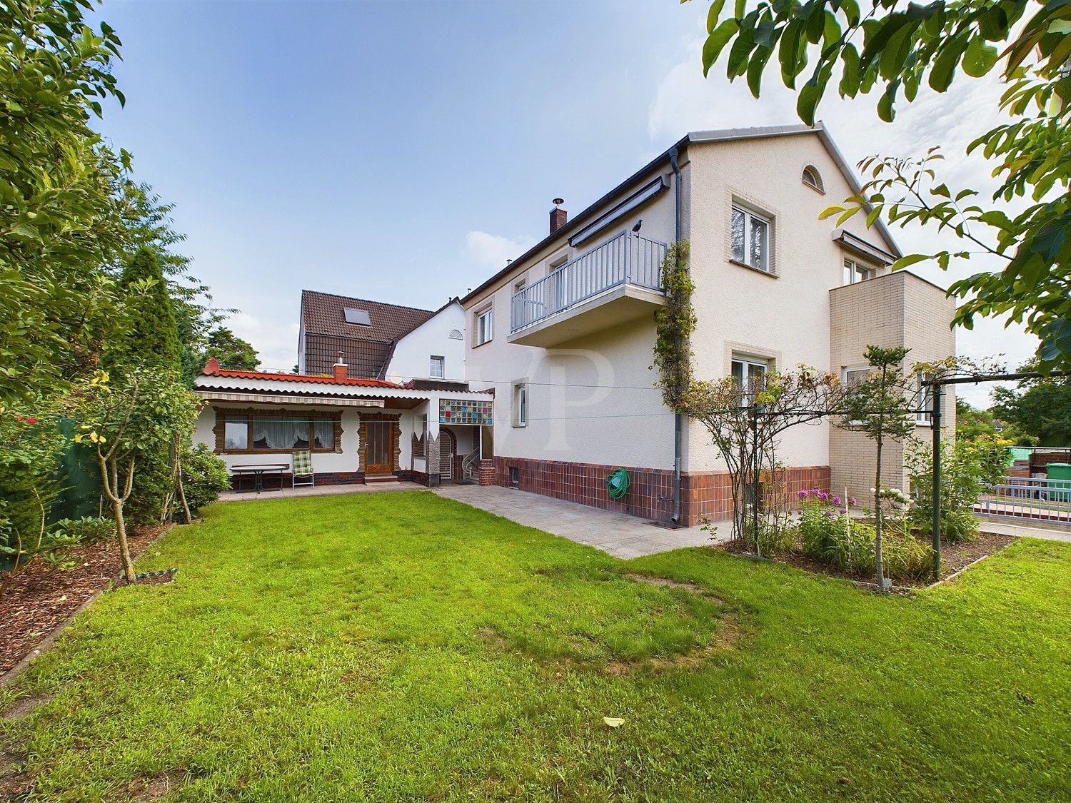 Vorgarten mit Blick zum Eingang des Hauses und Gästehaus