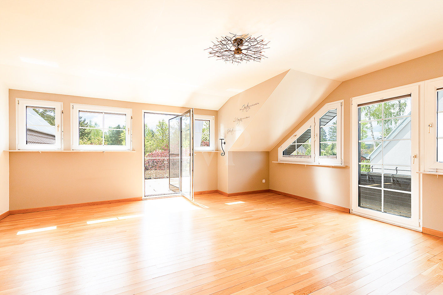 Wohnzimmer im Dachgeschoss mit Süd-Terrasse und Balkon