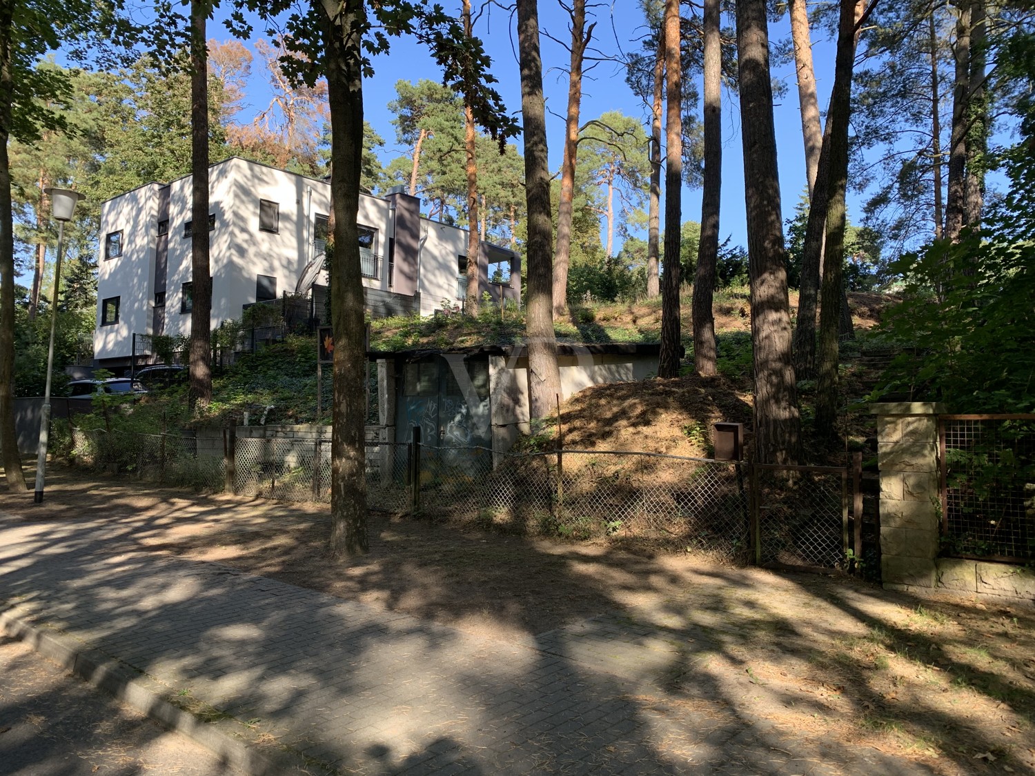 Blick von der Straße auf das Grundstück