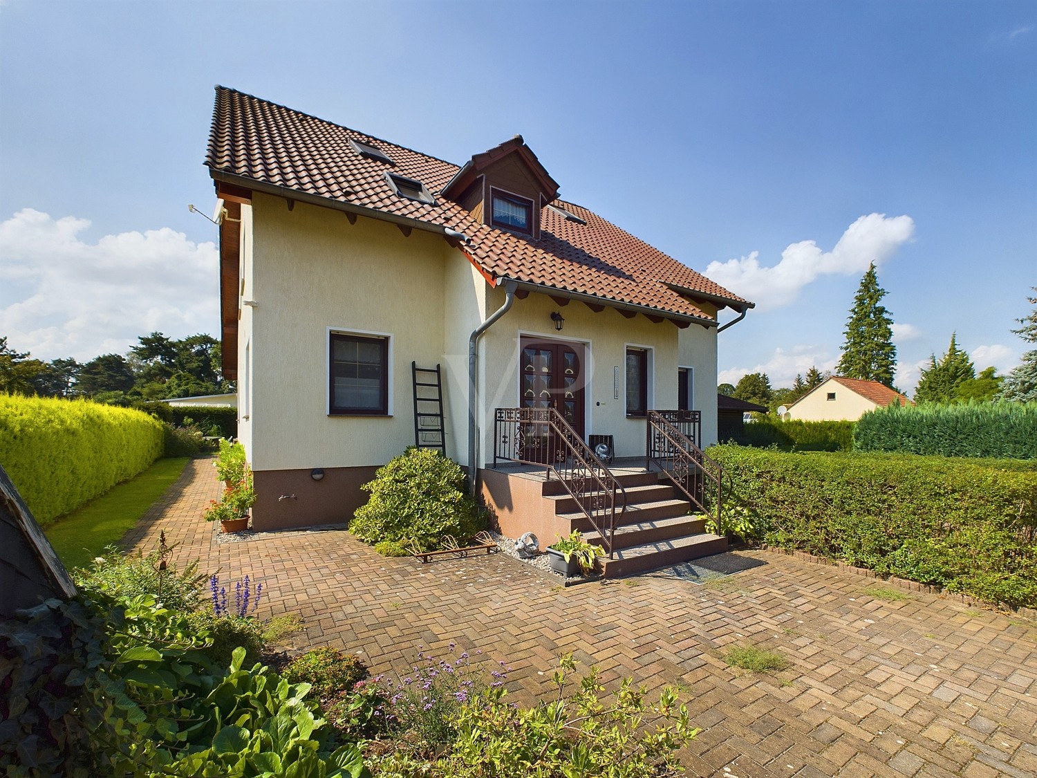 Hausansicht von vorne mit Blick auf den Hauseingangsbereich