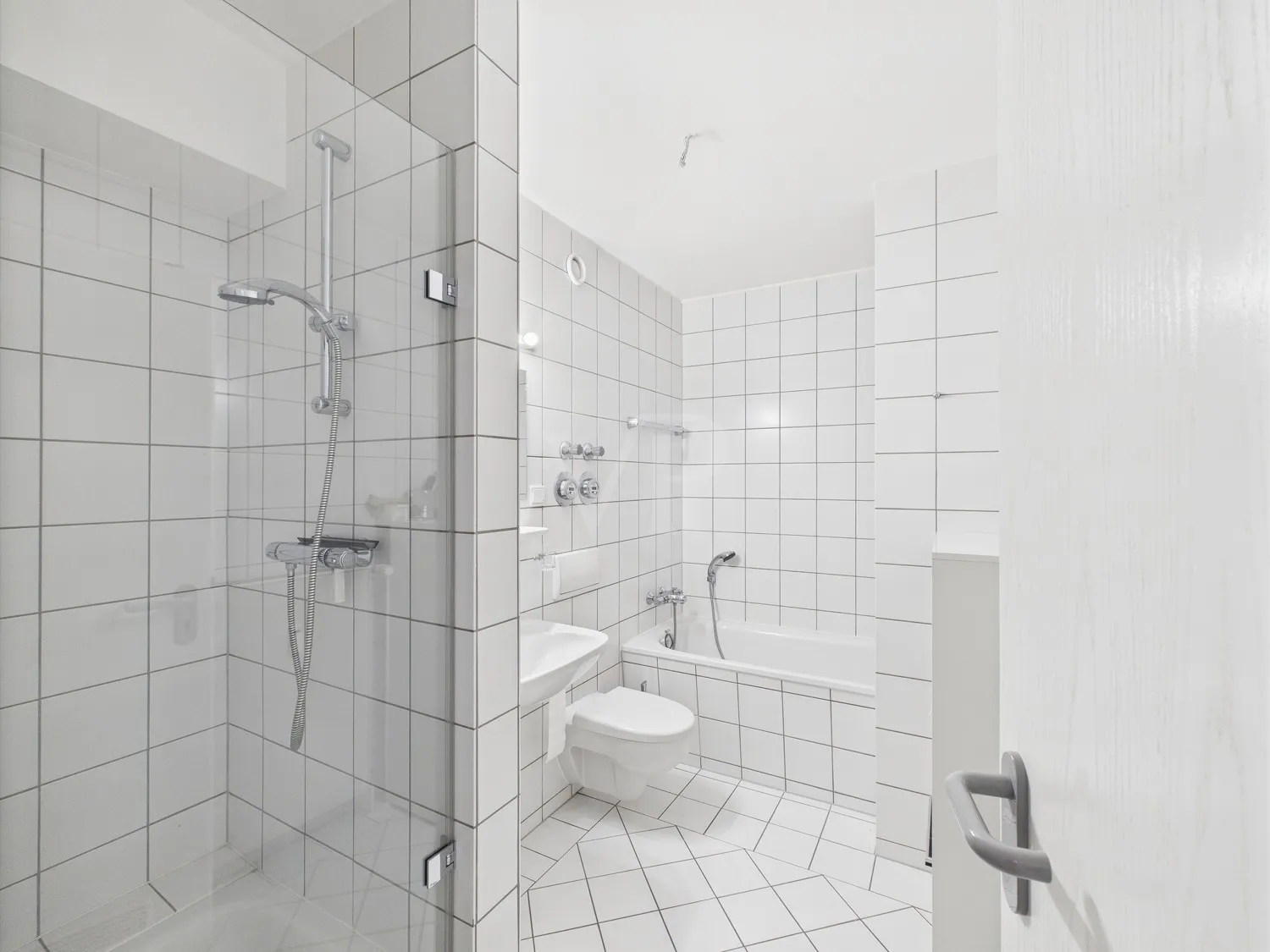 Badezimmer mit Dusche und Badewanne