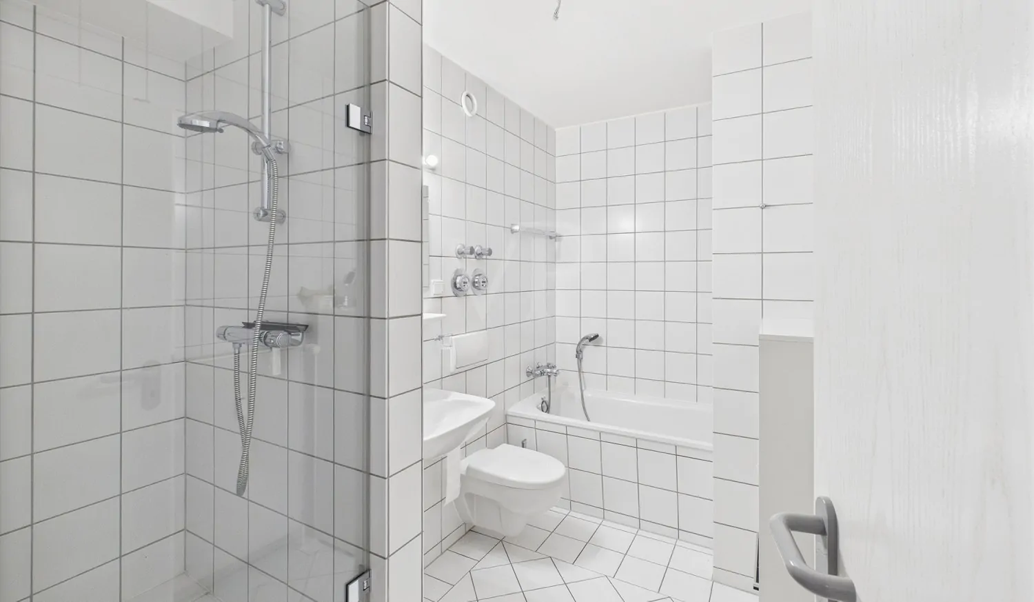 Badezimmer mit Dusche und Badewanne