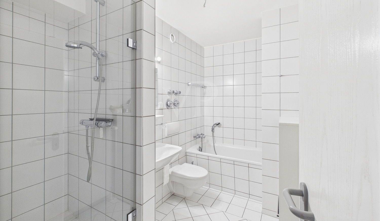 Badezimmer mit Dusche und Badewanne