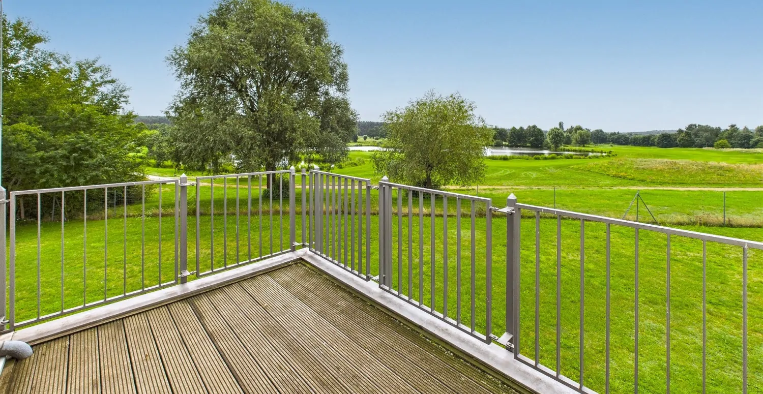 Terrasse mit Blick auf den Golfplatz