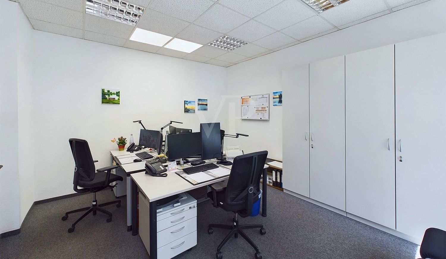 Büro Erdgeschoss mit Einbauschränken