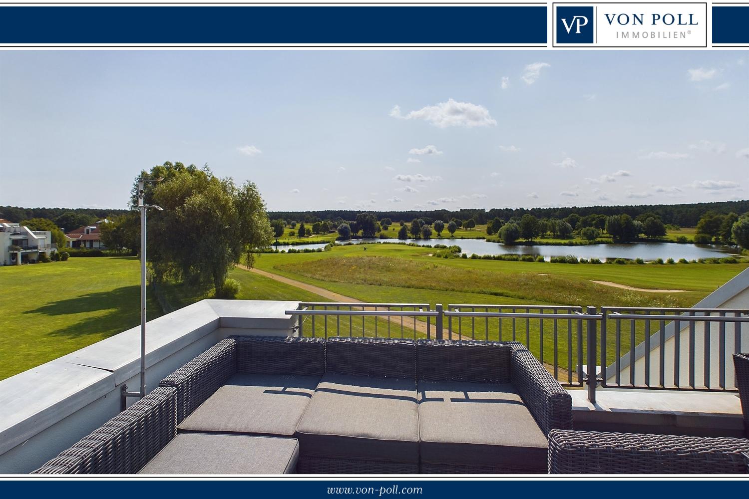 Blick von der Dachterrasse auf den Golf-See